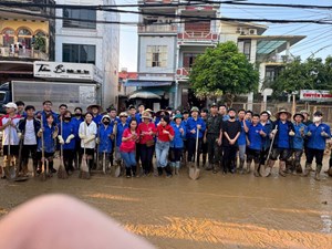 Sinh viên Khoa Kinh tế & Phát triển nông thôn – Chung tay cùng thầy cô khắc phục hậu quả sau cơn bão số 11 (Matmo) 