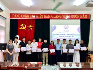 Quỹ Helping Hand Alliance Melbourne (HHAM) – Melbourne (Úc) trao quà hỗ trợ sinh viên Khoa Kinh tế & Phát triển nông thôn bị ảnh hưởng bởi bão số 11